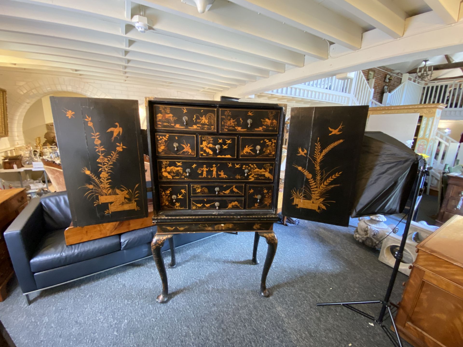 An early 18th century Chinese export black lacquer cabinet on a European stand - Image 9 of 36