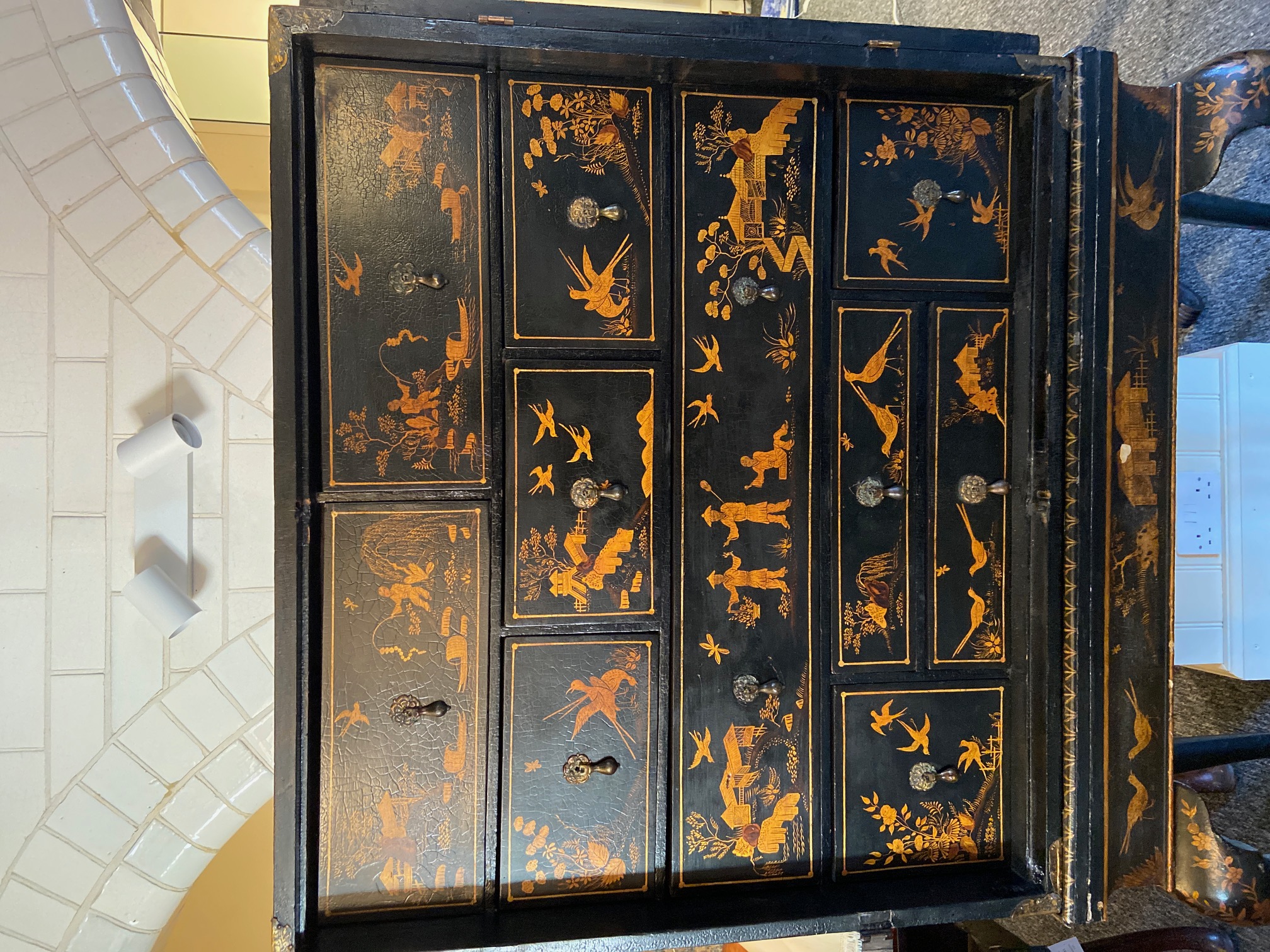 An early 18th century Chinese export black lacquer cabinet on a European stand - Image 27 of 36