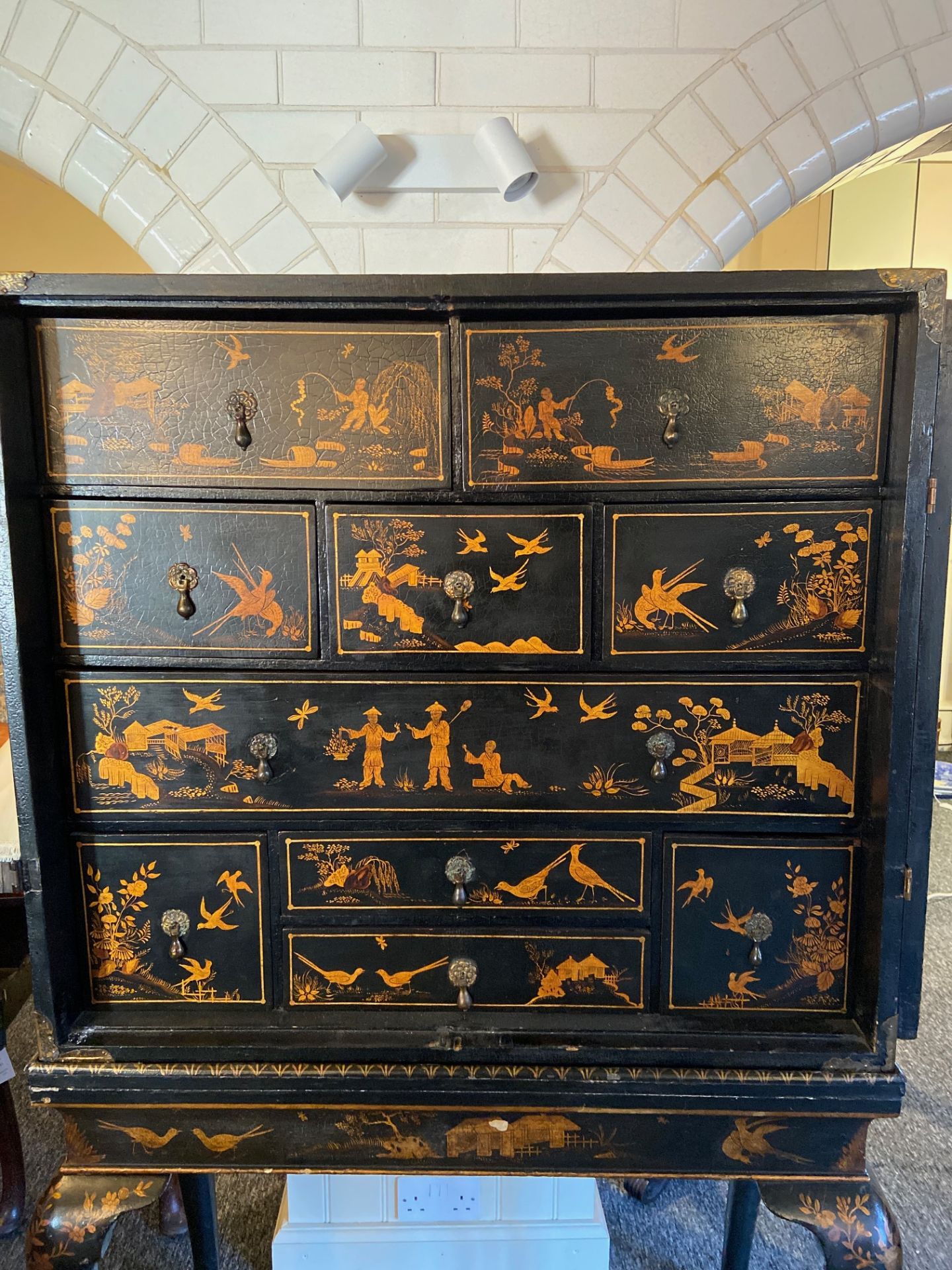 An early 18th century Chinese export black lacquer cabinet on a European stand - Image 27 of 36