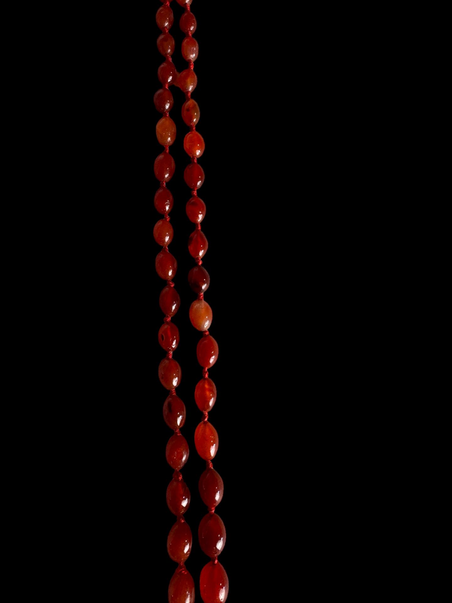 An Art Deco oval cornelian bead long necklace - Image 2 of 5