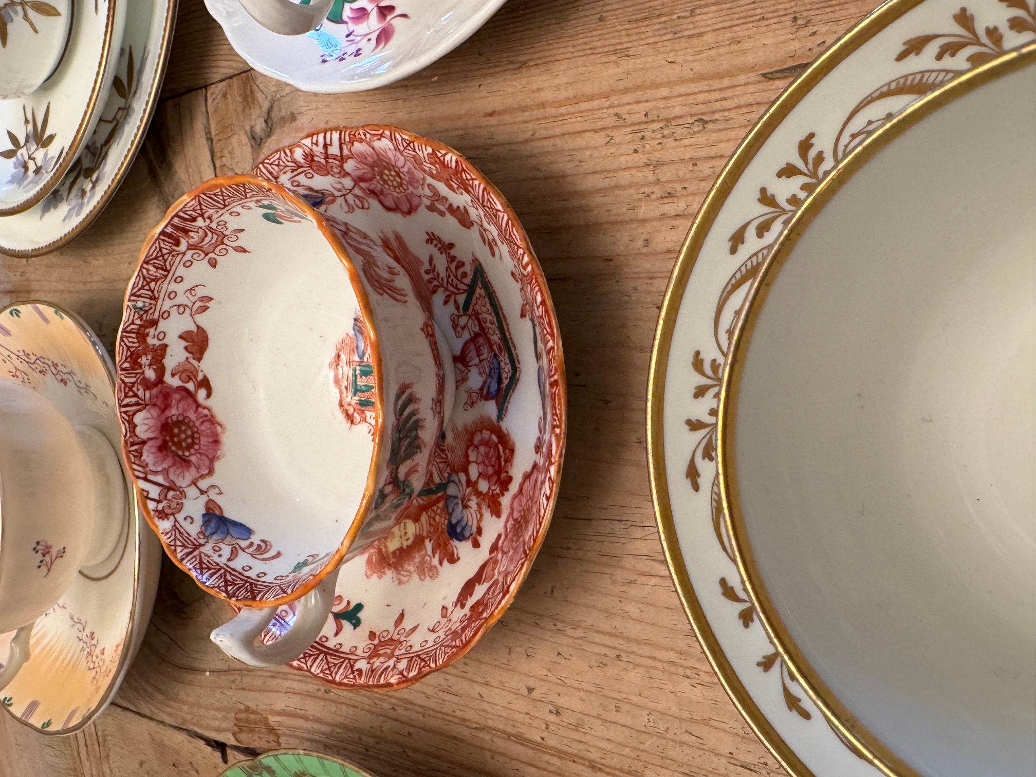 A collection of eighteen largely mid 19th century English porcelain cups and saucers - Image 12 of 20