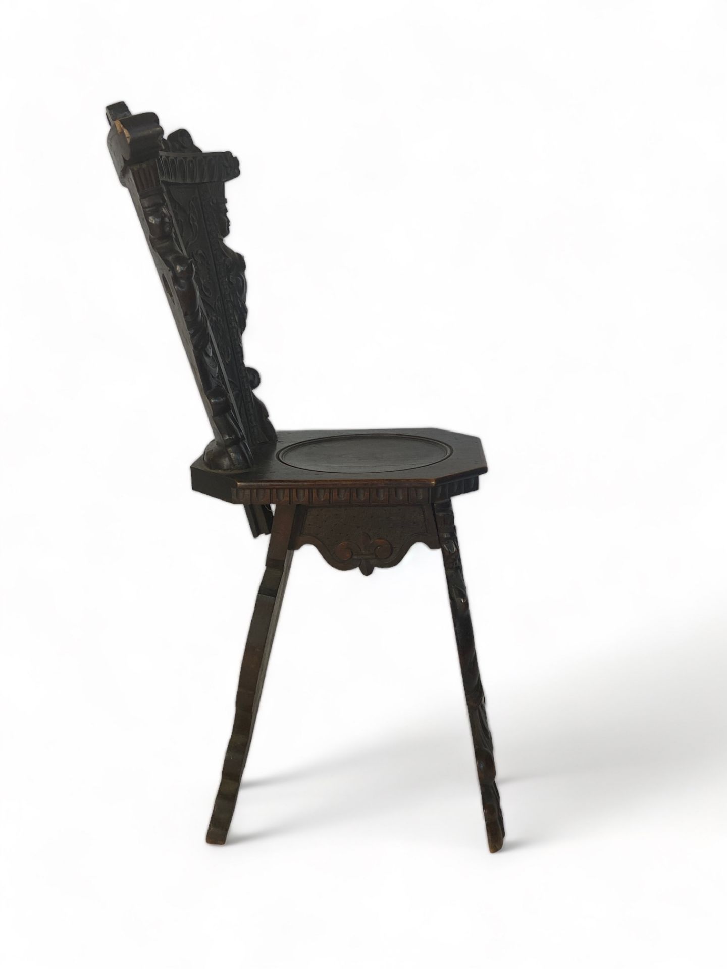 A pair of 19th century Italian Renaissance style carved walnut sgabello chairs - Image 10 of 27