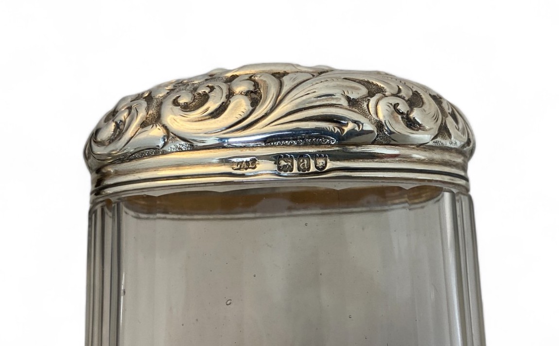 A group of silver and glass dressing table pots, silver compact and a cased bakelite vanity set - Image 9 of 12