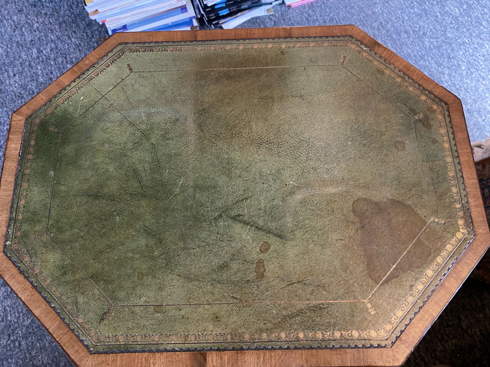 A small Regency mahogany and ebony marquetry octagonal centre table - Image 17 of 21