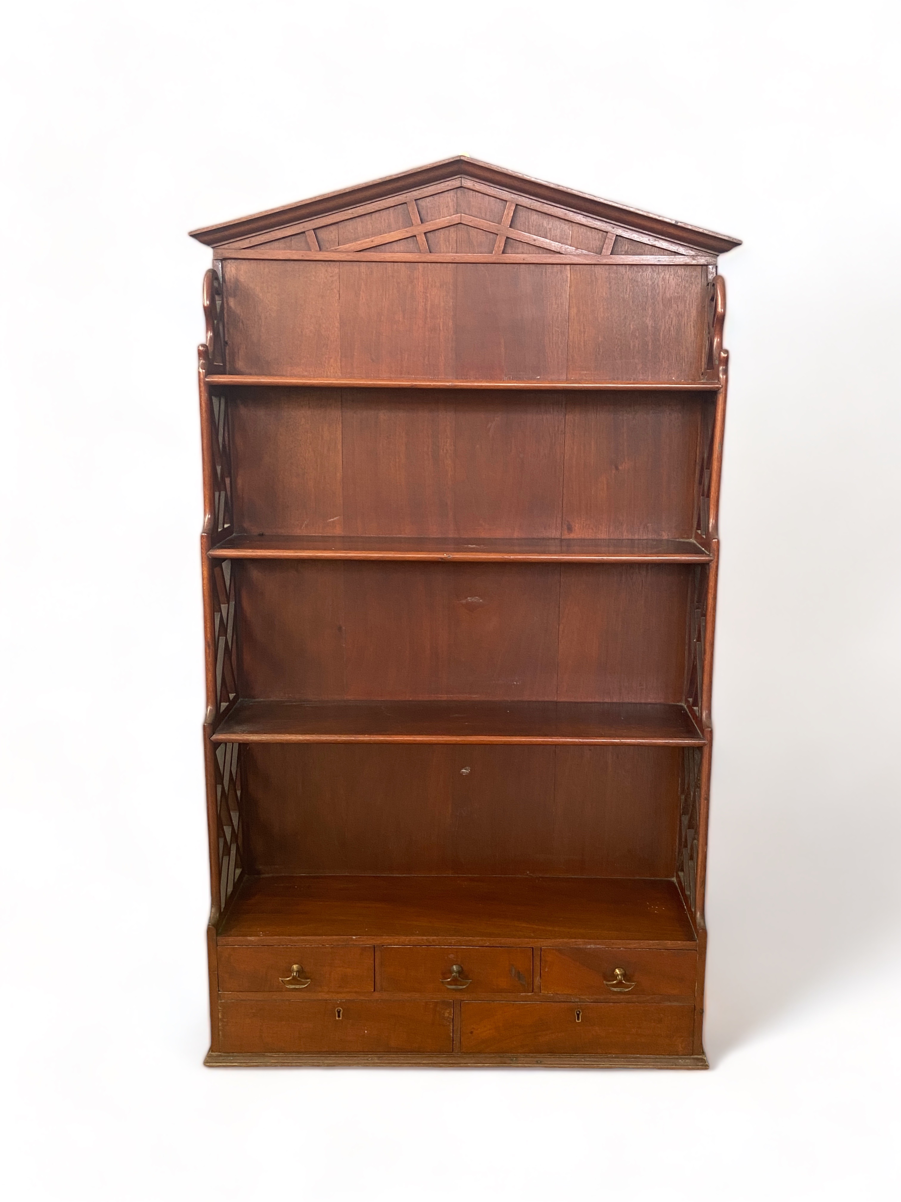 A George III style mahogany hanging shelf in the Chippendale style - Image 4 of 6