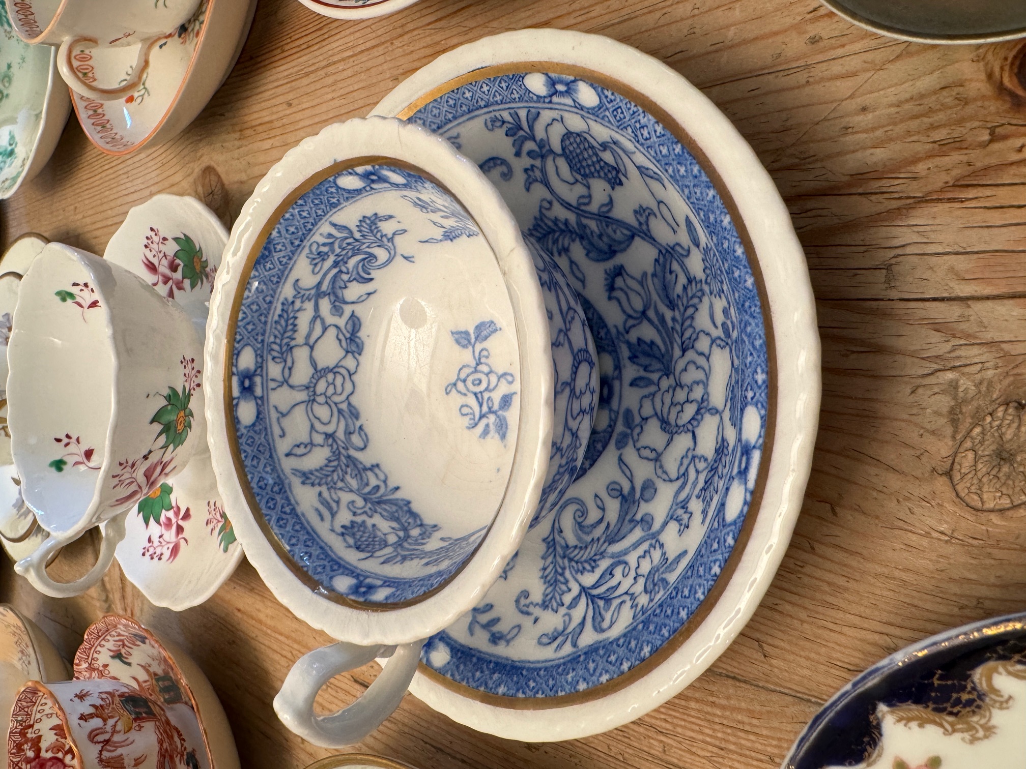A collection of eighteen largely mid 19th century English porcelain cups and saucers - Image 5 of 20