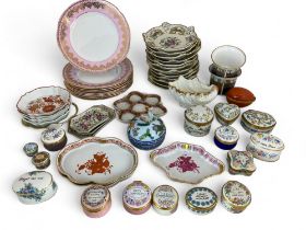 A quantity of decorative ceramics including a small quantity of small boxes