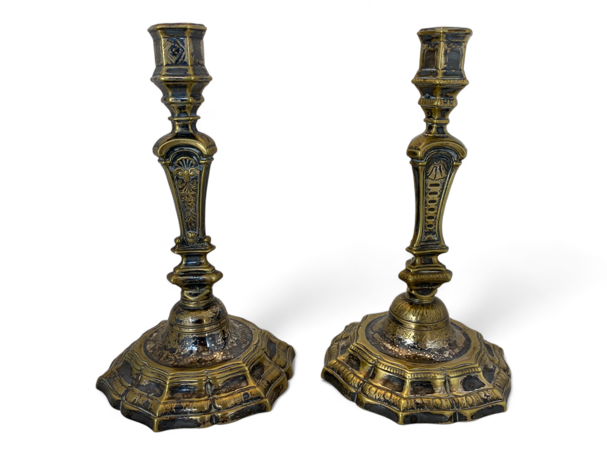 A closely matched pair of French Regence style silvered brass candlesticks, probably early 18th cent - Image 3 of 5