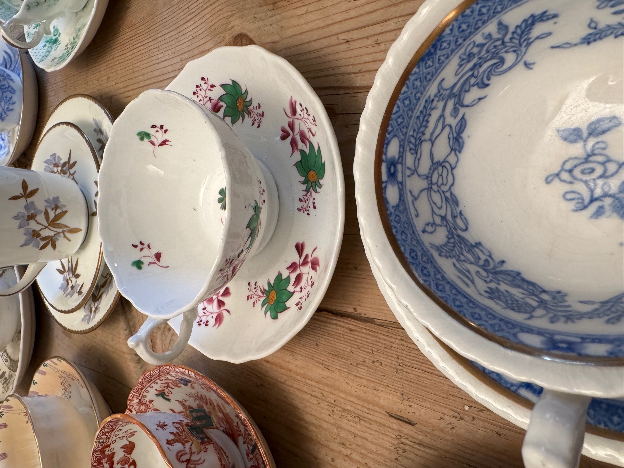 A collection of eighteen largely mid 19th century English porcelain cups and saucers - Image 11 of 20