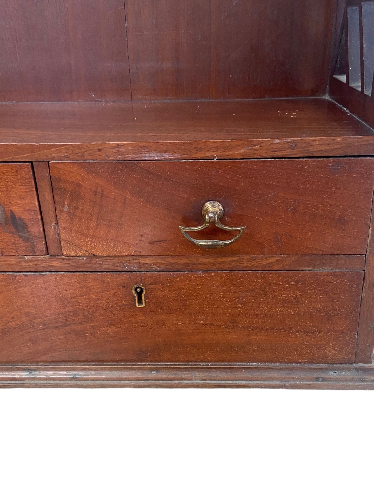 A George III style mahogany hanging shelf in the Chippendale style - Image 2 of 6