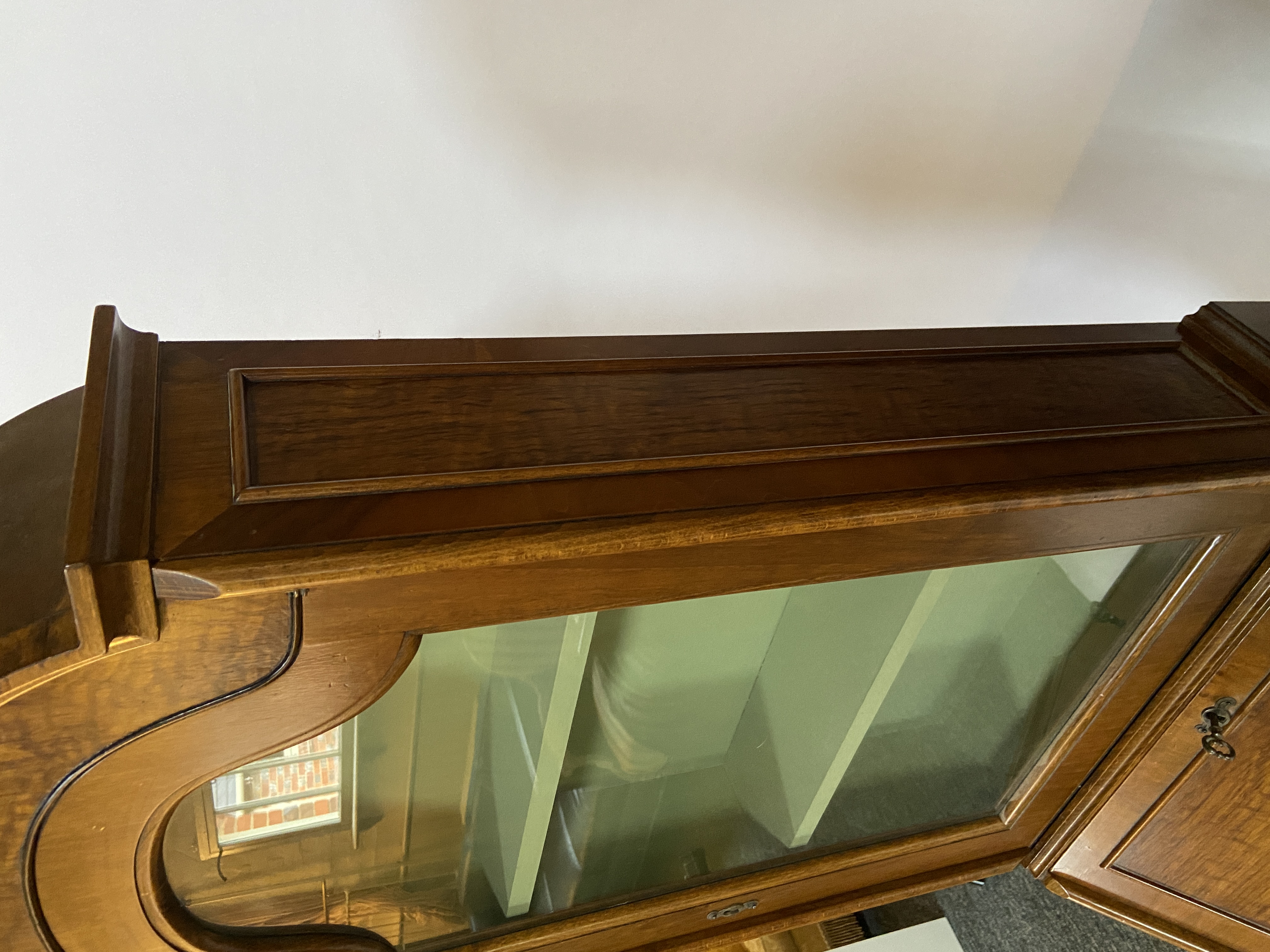 A small Continental oak and walnut domed top bureau cabinet - Image 5 of 6