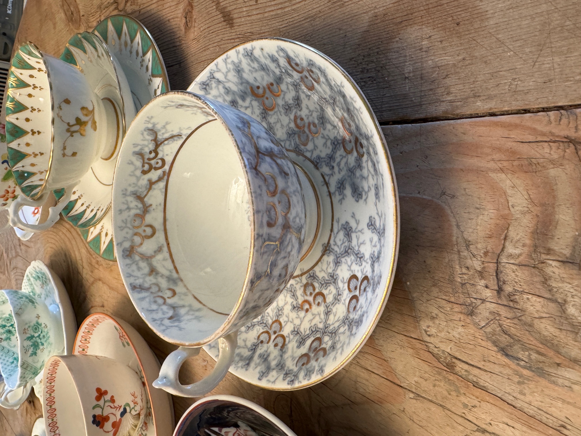 A collection of eighteen largely mid 19th century English porcelain cups and saucers - Image 7 of 20
