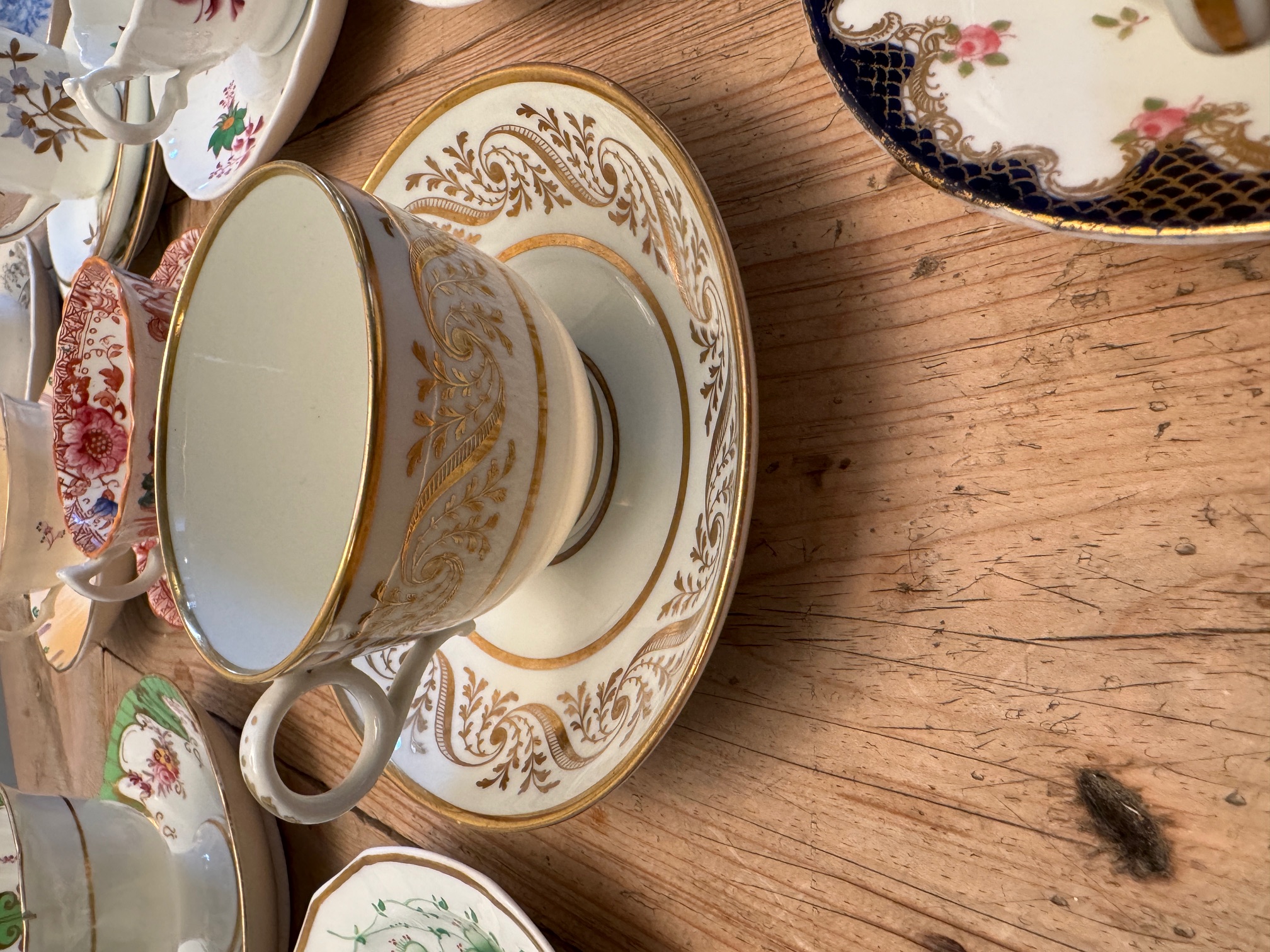 A collection of eighteen largely mid 19th century English porcelain cups and saucers - Image 3 of 20