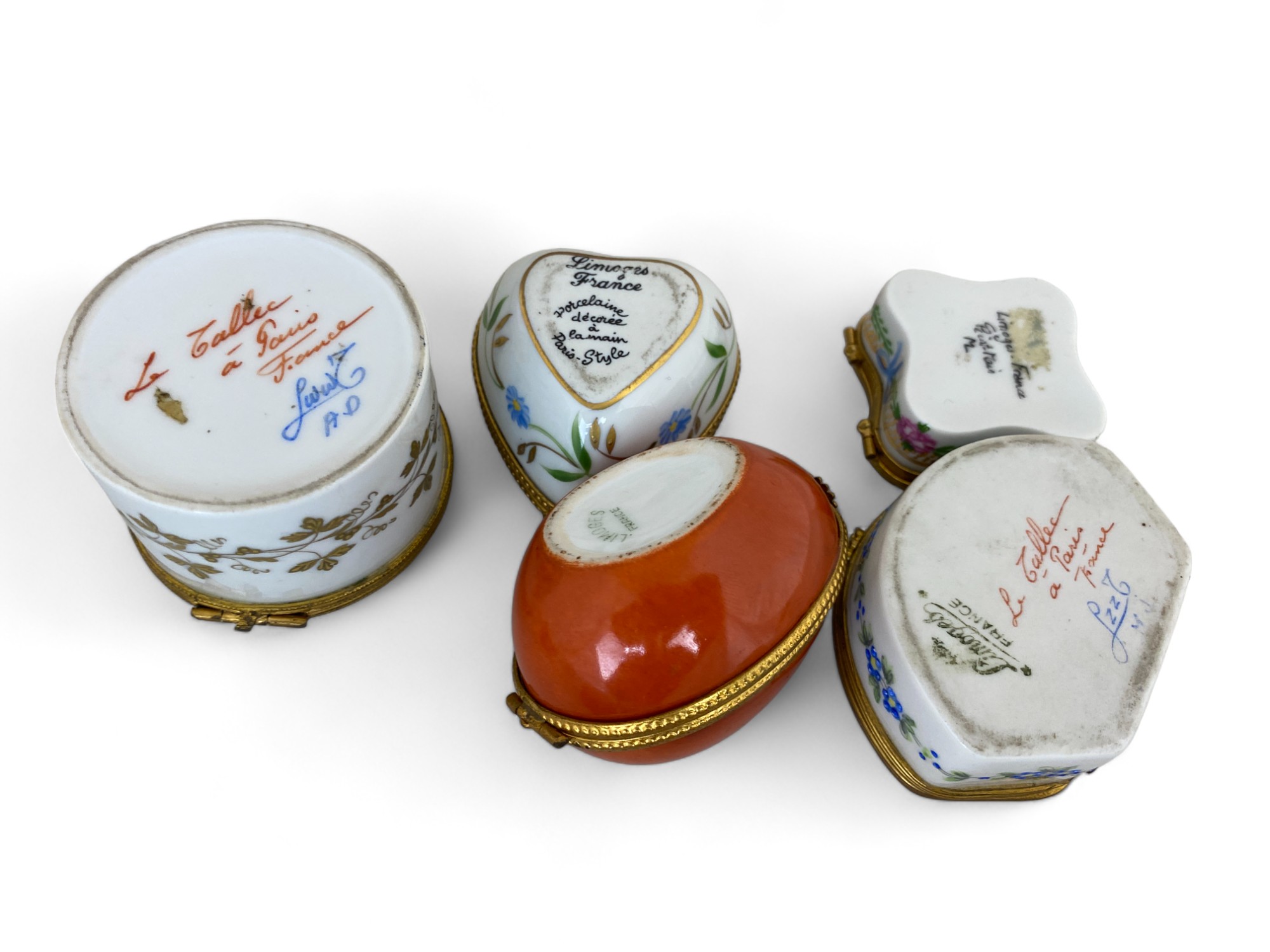 A quantity of decorative ceramics including a small quantity of small boxes - Image 17 of 22