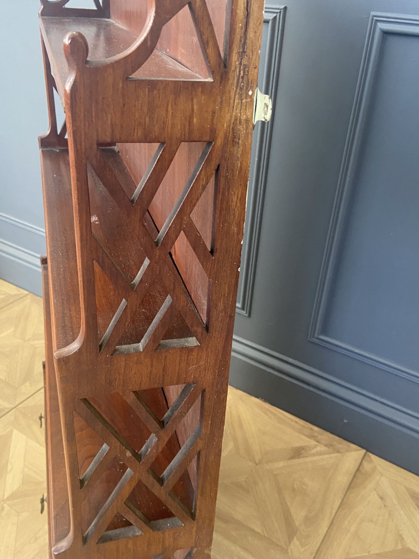 A George III style mahogany hanging shelf in the Chippendale style - Image 6 of 6