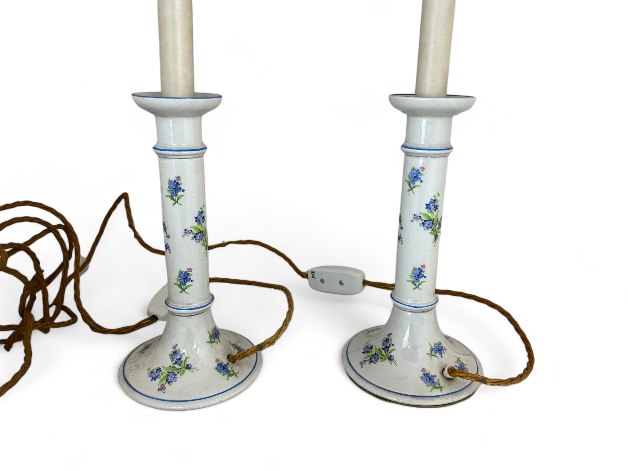 A pair of white porcelain blue floral decorated candlestick table lamps - Image 2 of 3