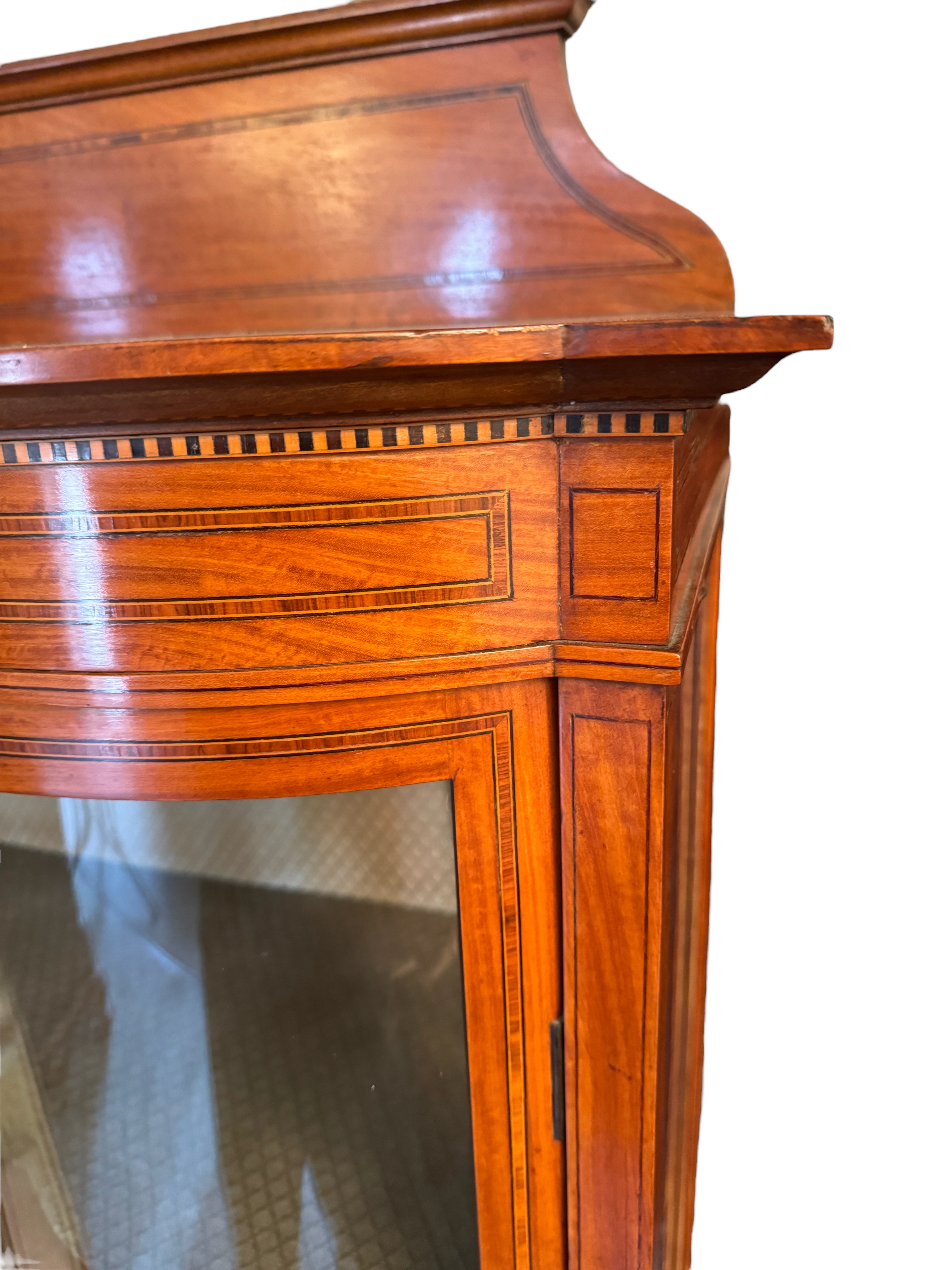 An Edwardian satinwood double bowfront display cabinet / vitrine - Image 4 of 5