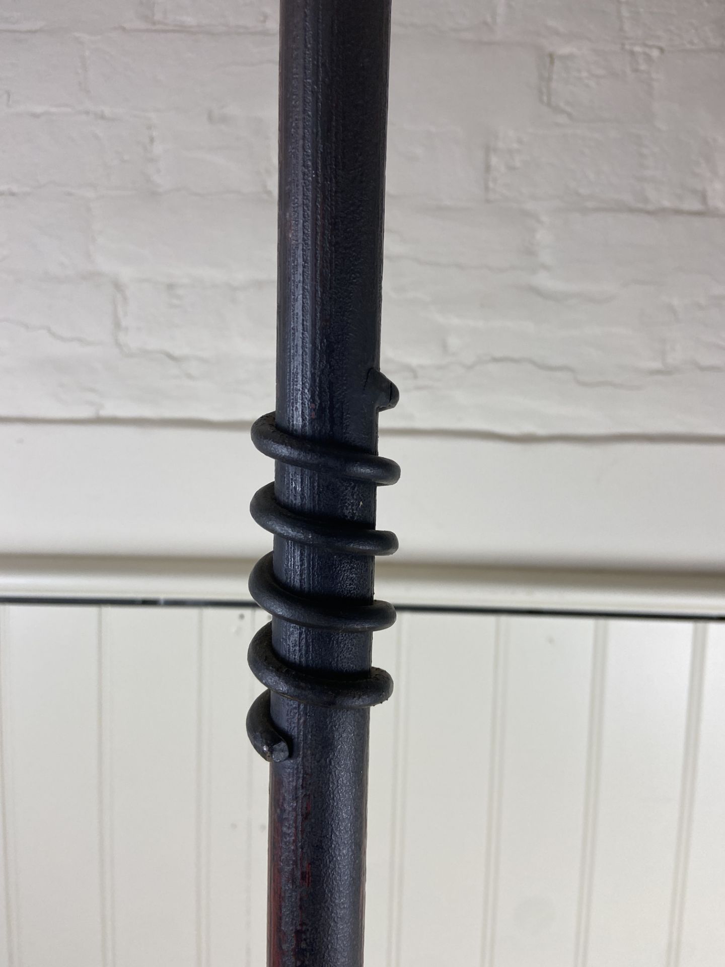 A wrought iron standard lamp - Image 4 of 6