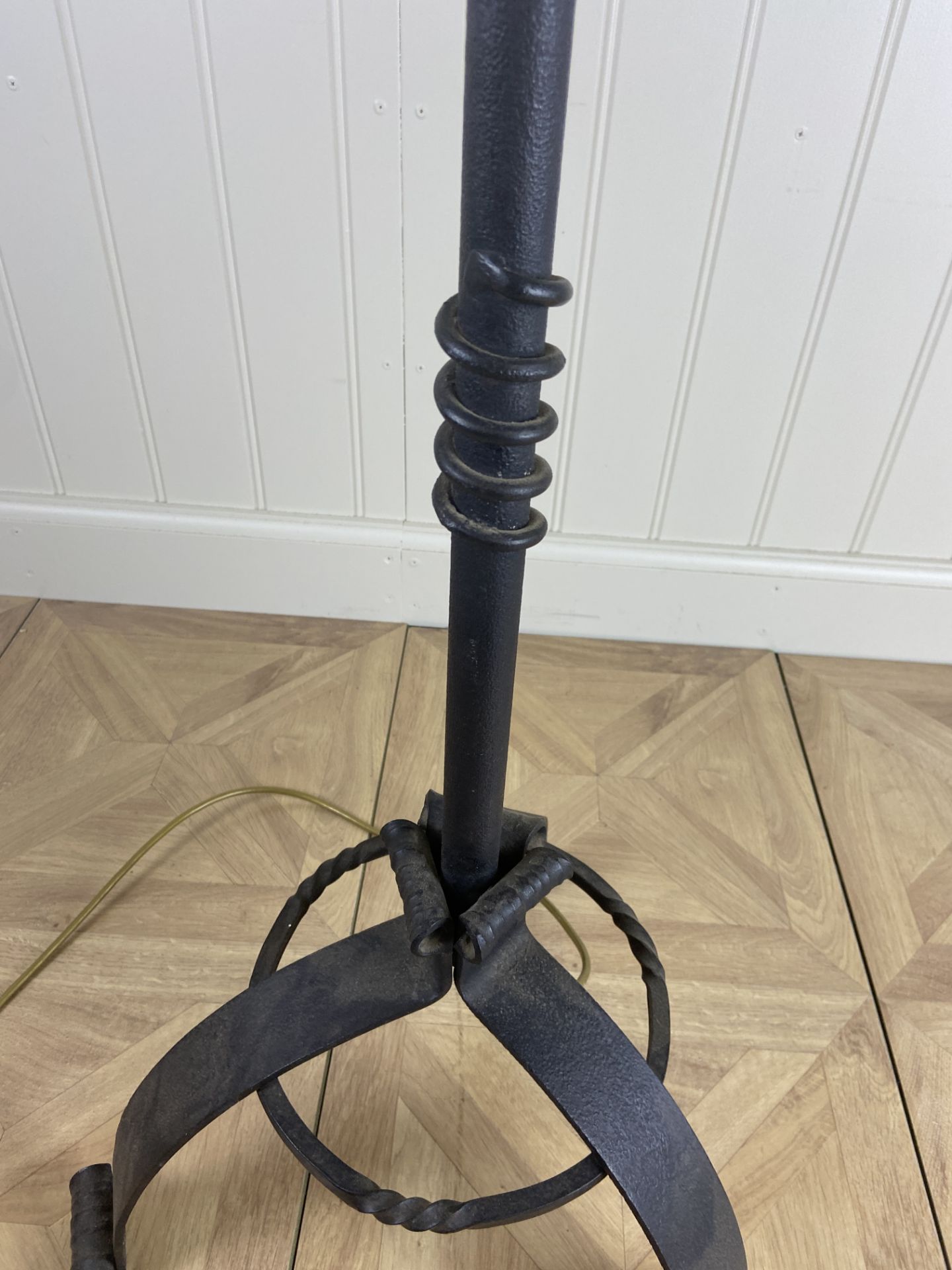 A wrought iron standard lamp - Image 3 of 6