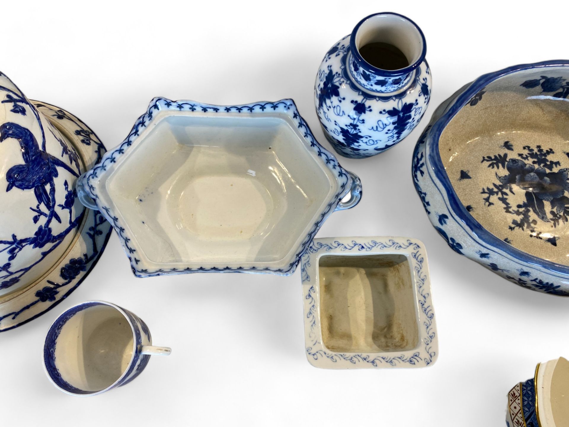 A collection of mostly English 19th century and later blue and white pottery and porcelain - Image 9 of 63