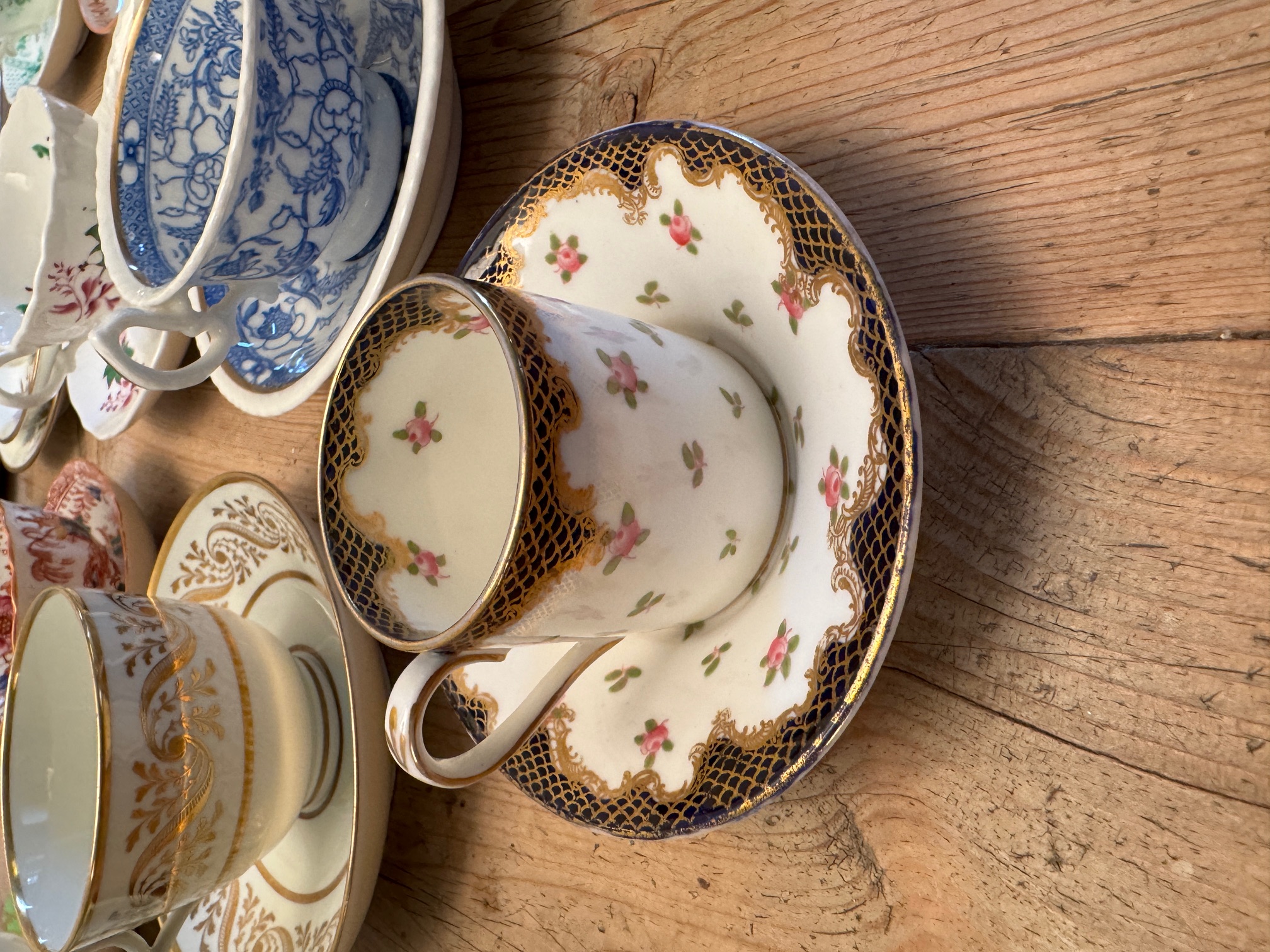 A collection of eighteen largely mid 19th century English porcelain cups and saucers - Image 4 of 20