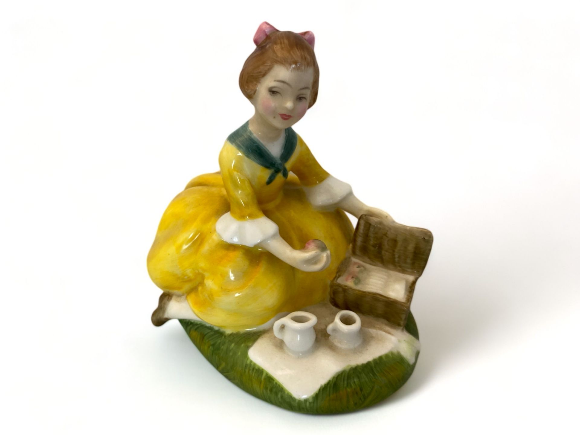 A collection of porcelain ladies by Royal Doulton, Coalport and Royal Worcester - Image 22 of 22