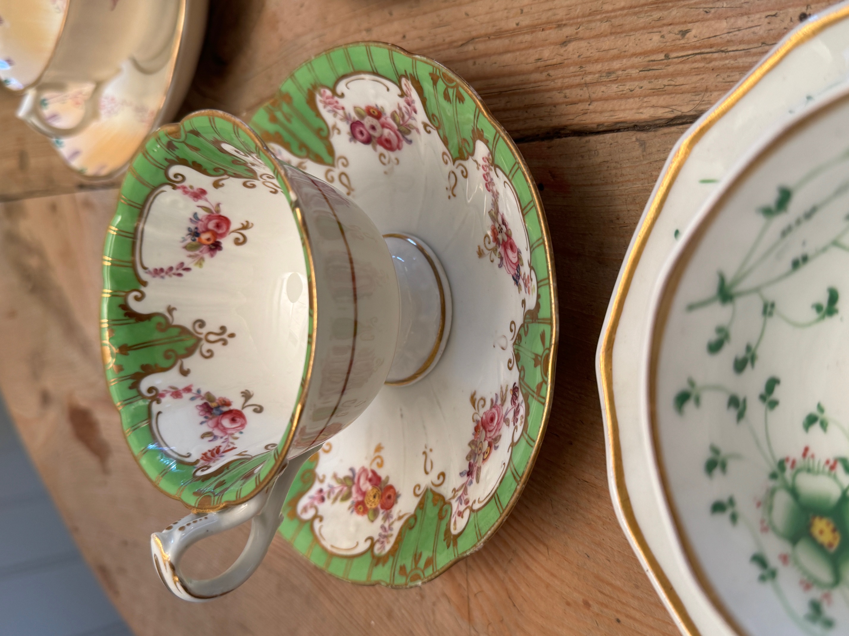 A collection of eighteen largely mid 19th century English porcelain cups and saucers - Image 13 of 20