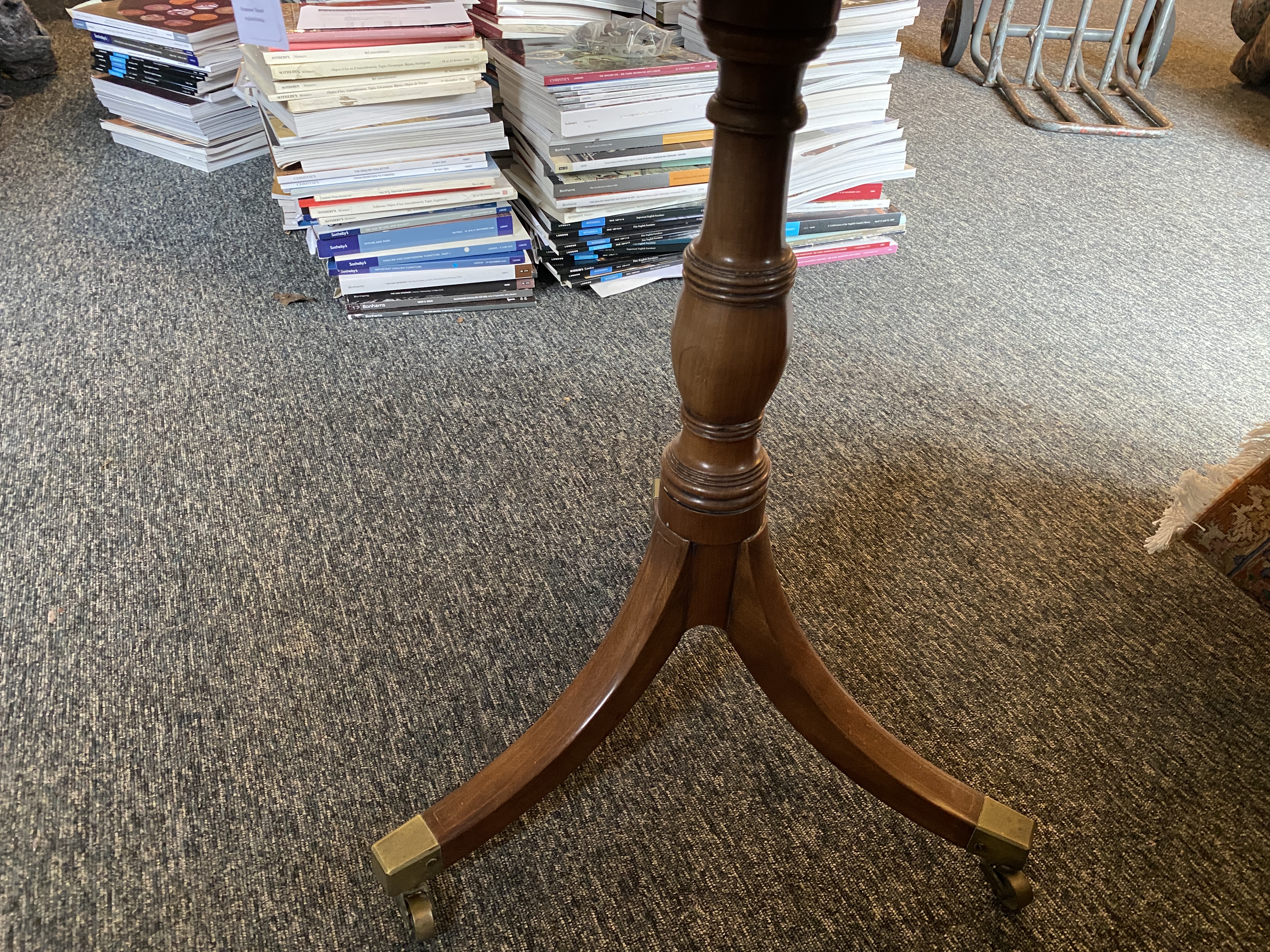 A small Regency mahogany and ebony marquetry octagonal centre table - Image 18 of 21