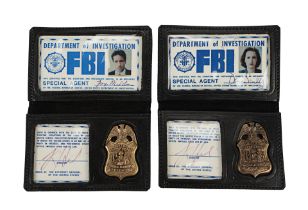 THE X-FILES (1993 - 2002) - Fox Mulder's (David Duchovny) and Dana Scully's (Gillian Anderson) FBI B