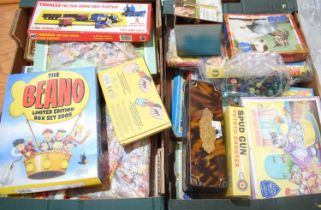 A large group of vintage games and jigsaw puzzles to include Victory product jigsaw puzzles,