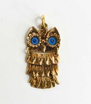 A 14ct gold reticulated owl form pendant, with blue enamel eyes, and engraved detail, 34.6mm tall to