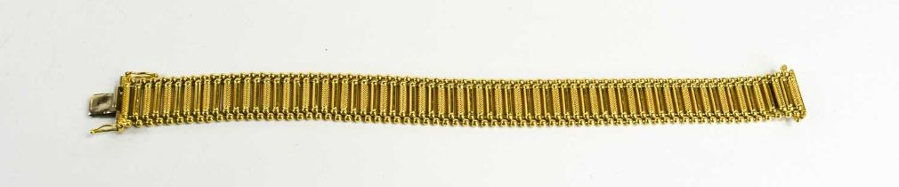 A 14ct gold bracelet of alternating engraved and smooth interconnected column links, 21cm long, 34.