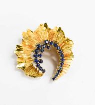 An 18ct gold and sapphire brooch of modernist abstract curled feathered form, 3.78 by 3.84cm, 14.