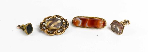 A group of Victorian jewellery to include a 9ct gold and agate brooch, a gilt metal mourning