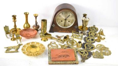 An oak cased mantle clock, together with a group of brassware including some horse brasses.