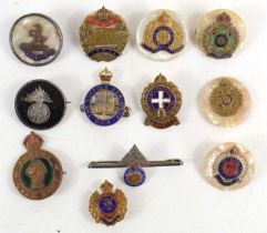 A group of badges and brooches to include a WWI Royal Fusiliers silver and tortoiseshell