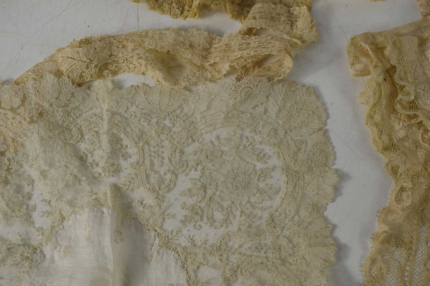 A collection of antique lace and embroidered net to include dress pieces, handkerchiefs, collars, - Image 9 of 11