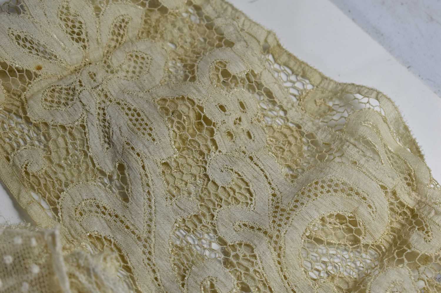 A collection of antique lace and embroidered net to include dress pieces, handkerchiefs, collars, - Image 7 of 11