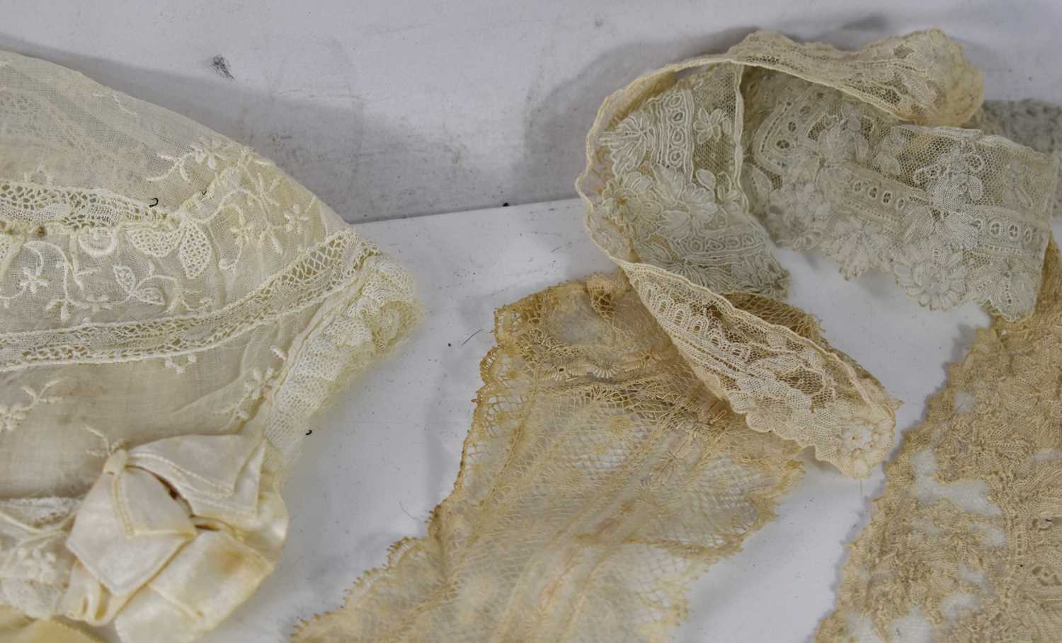 A collection of antique lace and embroidered net to include dress pieces, handkerchiefs, collars, - Image 3 of 11