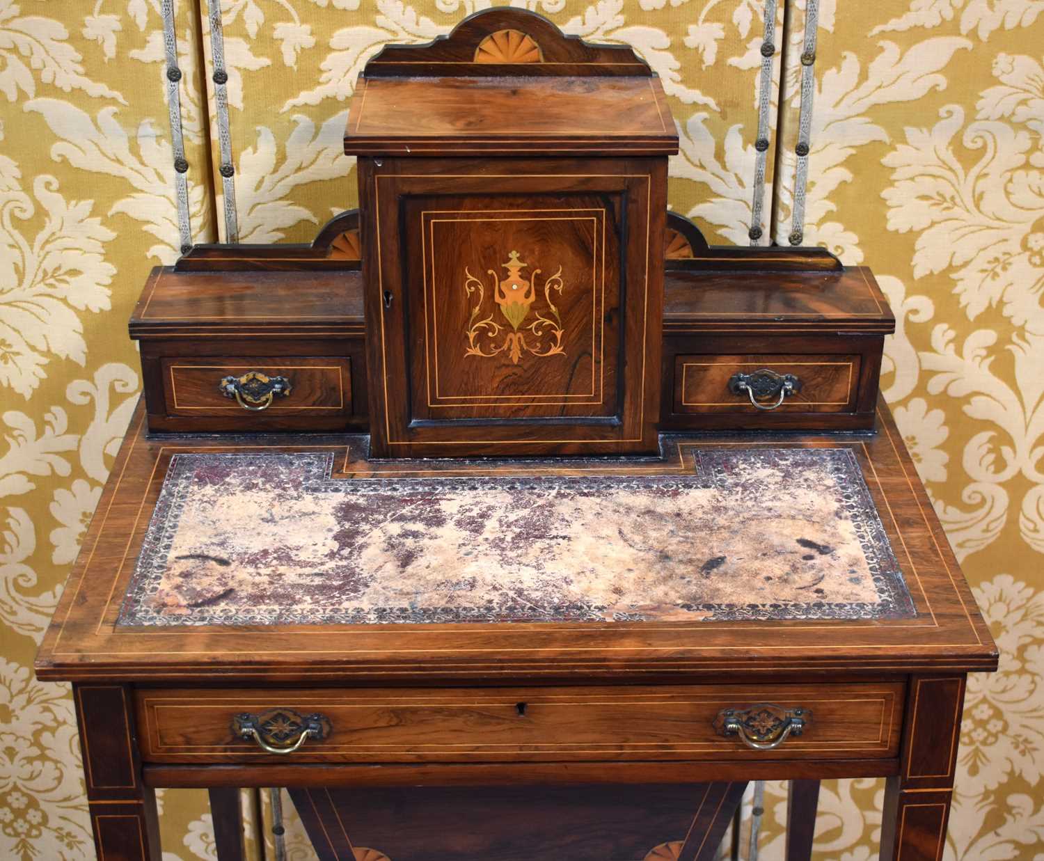 An Edwardian rosewood ladies work table, the raised back having a single cupboard door flanked by - Bild 3 aus 4