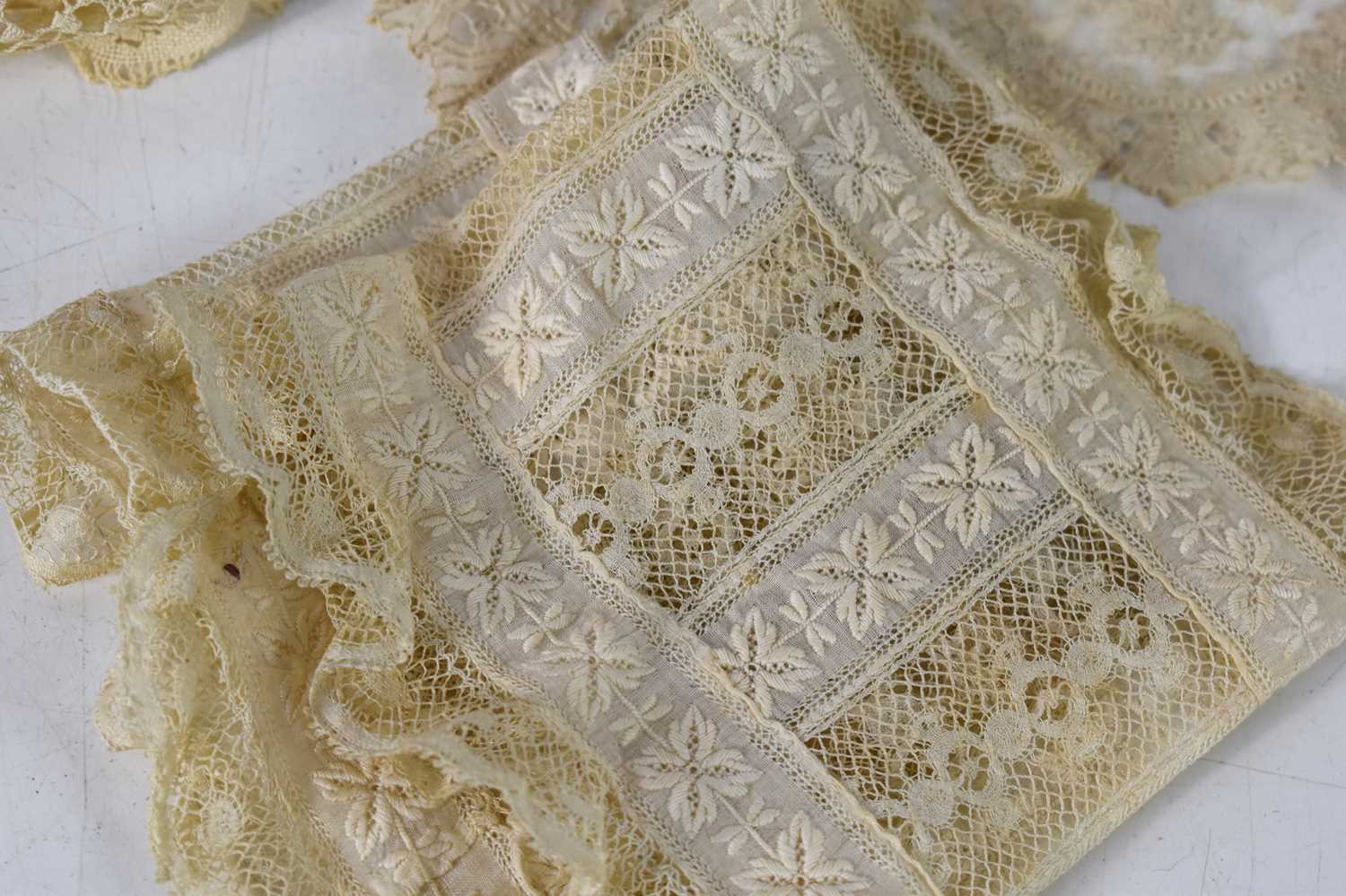 A collection of antique lace and embroidered net to include dress pieces, handkerchiefs, collars, - Image 5 of 11