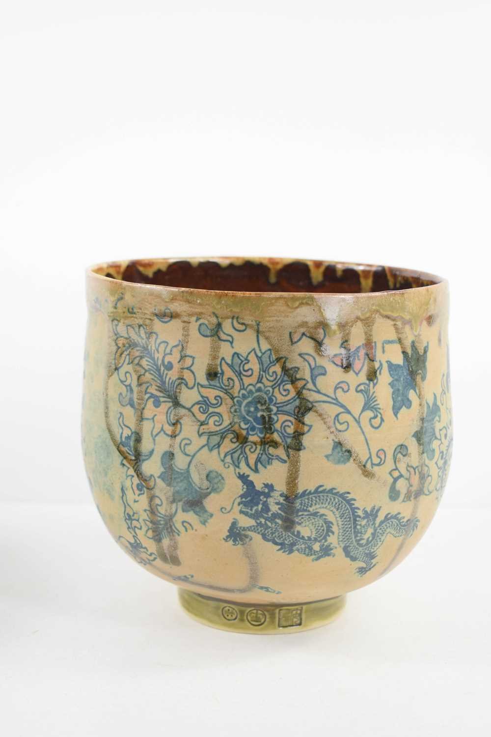 A Chambers (20th century): Studio pottery bowl with Chinese influence pattern to the exterior, - Bild 4 aus 4