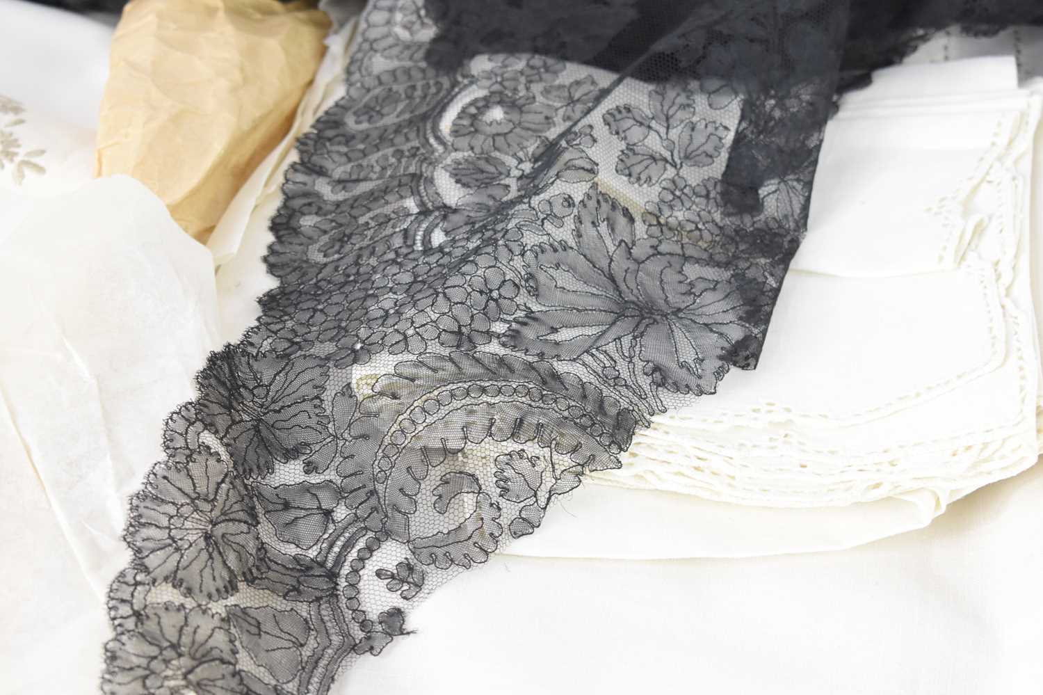 A group of vintage fabrics to include tablecloth and place mat sets, quantity of antique black - Image 2 of 2