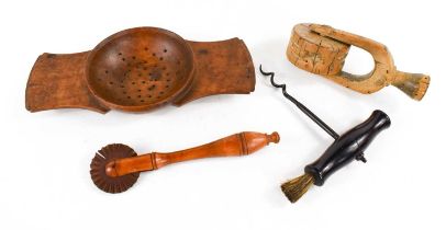 A group of late 18th / early 19th century treen, to include a pastry wheel, a boxwood pastry jigger,