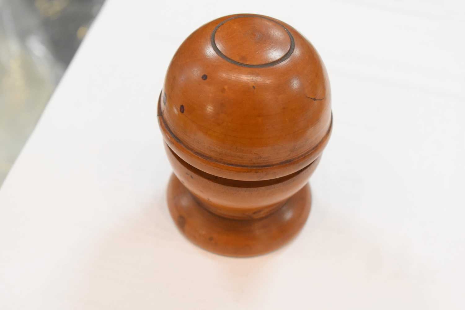 A group of 19th century treen to include a sugar castor, a pill silvering bowl and cover, two - Bild 3 aus 8