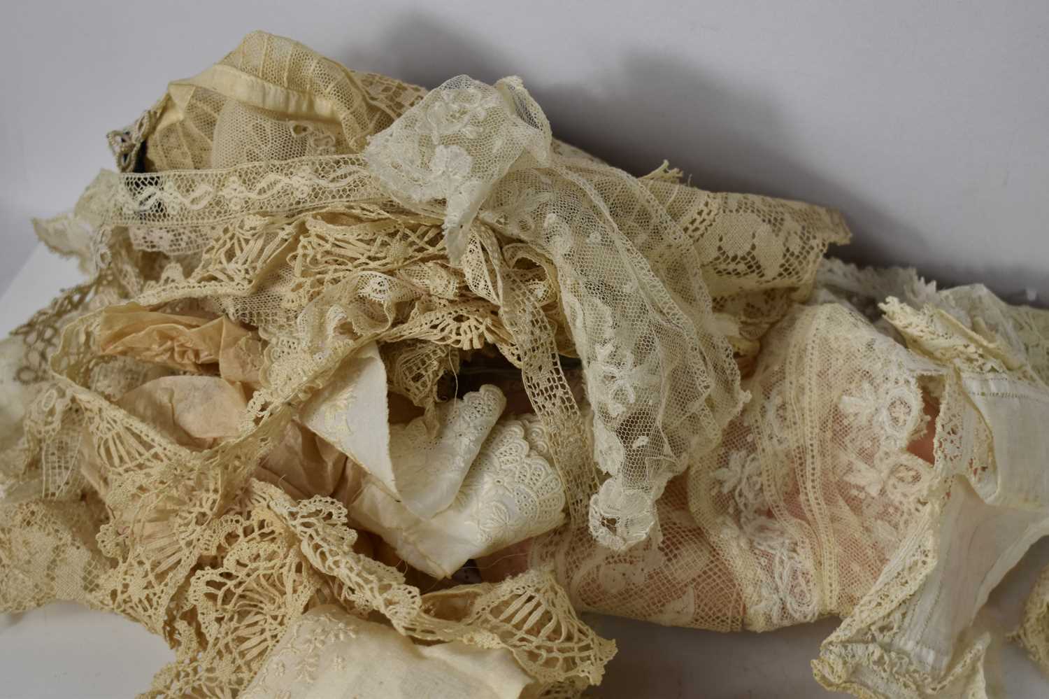 A collection of antique lace and embroidered net to include dress pieces, handkerchiefs, collars, - Image 10 of 11