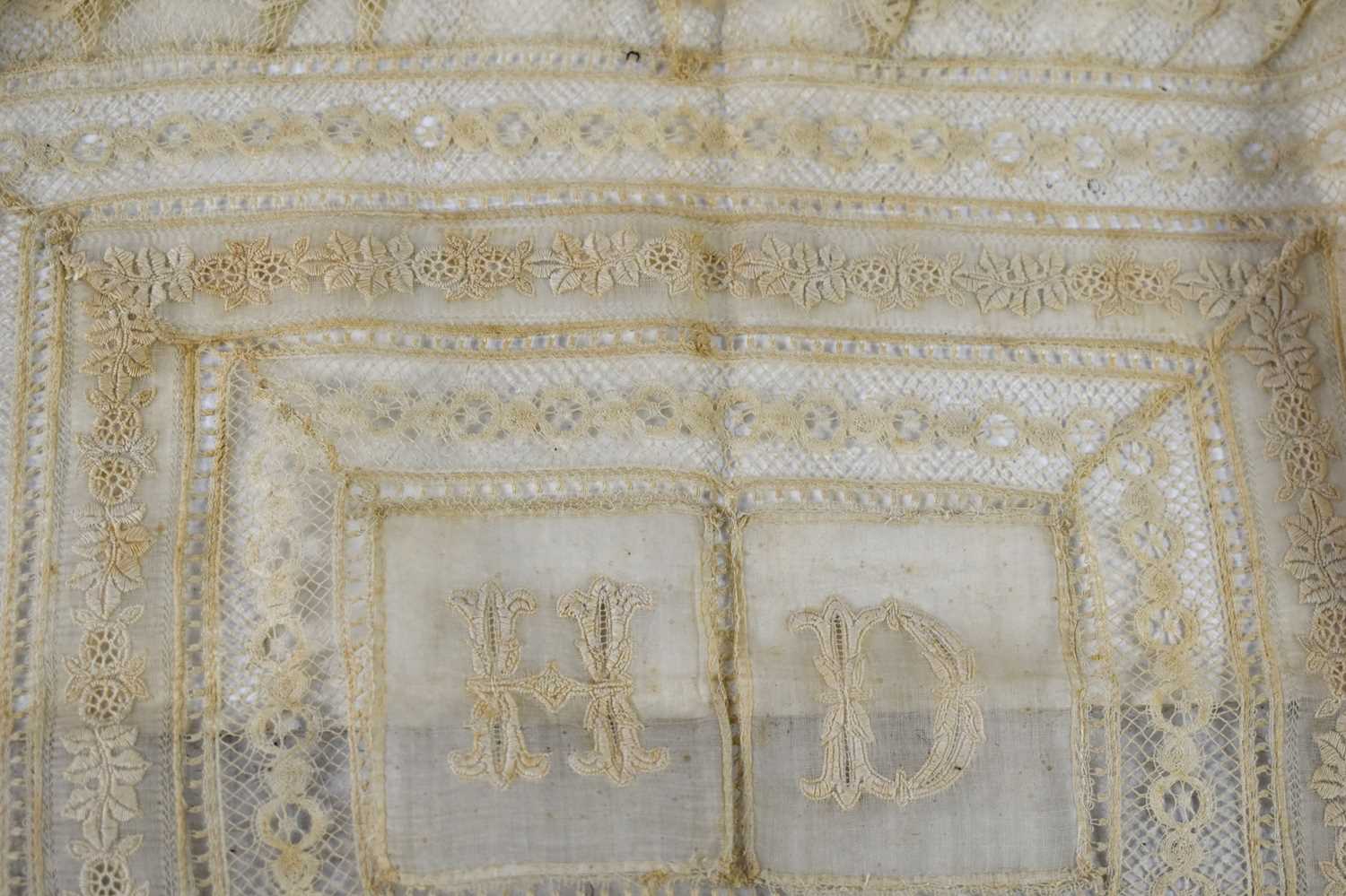 A collection of antique lace and embroidered net to include dress pieces, handkerchiefs, collars, - Image 6 of 11