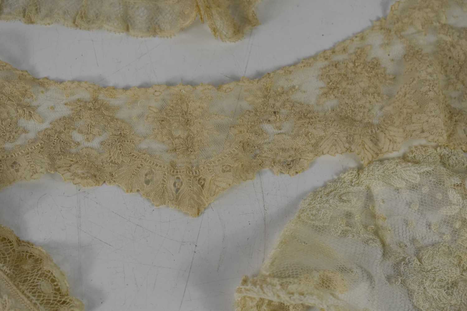 A collection of antique lace and embroidered net to include dress pieces, handkerchiefs, collars, - Image 11 of 11