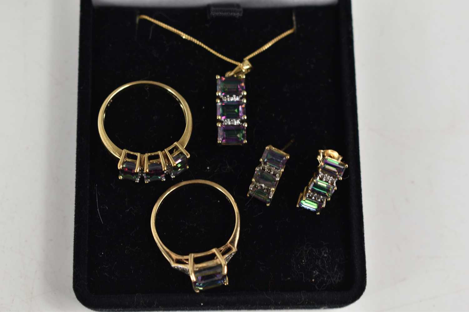 A suite of jewellery set in 9ct gold with diamond brilliants and iridescent green and pink stone, - Image 3 of 4