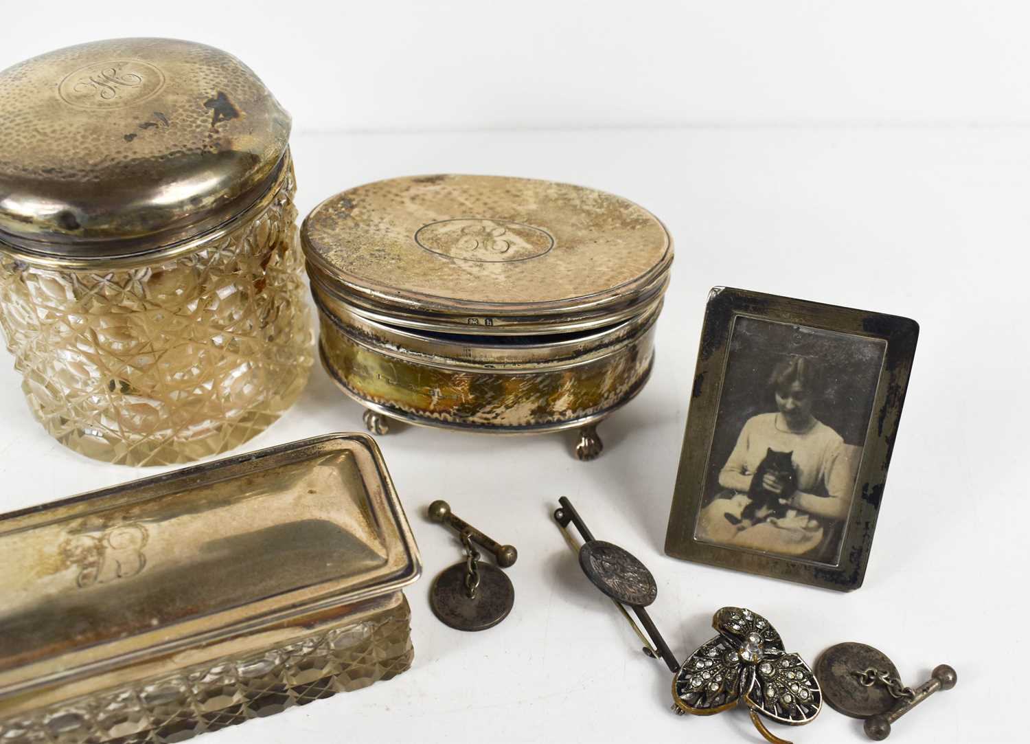 A group of silver to include a silver footed trinket box with repousse finish, a silver thimble, - Image 2 of 2